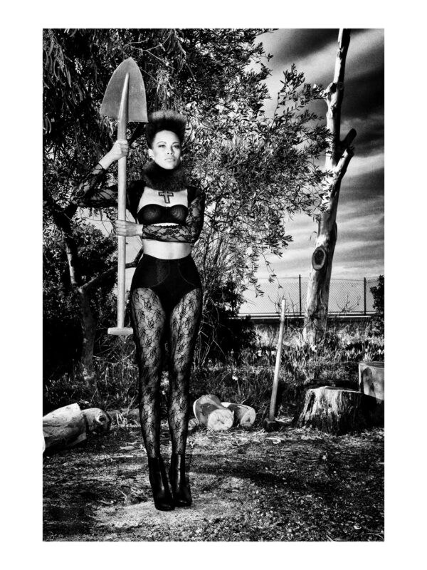 Woman with shovel, Orbetello, 2012 - Image 2